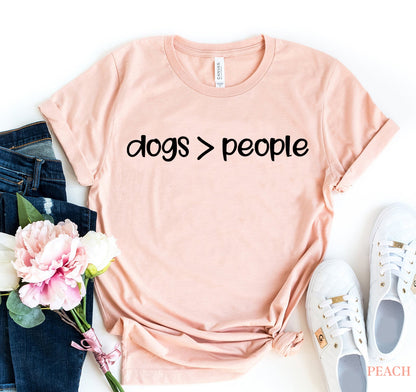 Camiseta "Dogs > People" – ¡Para los que aman más a los perros que a las personas! 🐾🐶